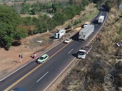 Carreta envolvida em acidente seis mortes em Uberlândia estava a