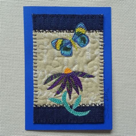 Kort En Liten Art Quilt Med En Blomst Og En Sommerfugl Epla