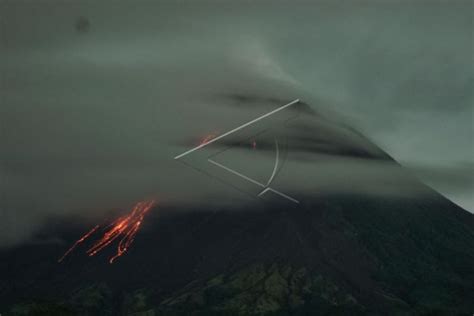 Gunung Merapi Luncurkan Guguran Lava Pijar Sejauh Km Jumat Ini