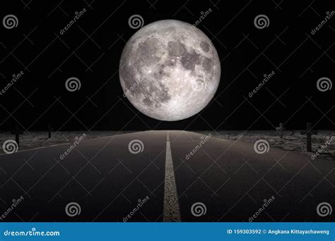 Estrada Vazia Que Leva Lua Cheia Flanqueada T Mulo Na Noite