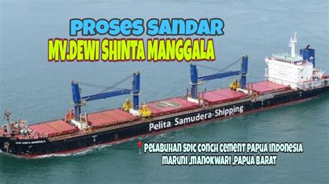 Kapal Super Cargo Bermuatan Batu Bara Sandar Di Pelabuhan Semen Conch