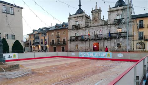 La Pista De Hielo Instalada En La Plaza Del Ayuntamiento De Ponferrada