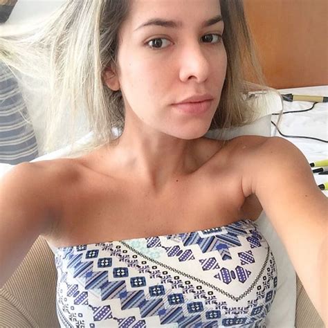 EGO Adriana Sant anna posa sem maquiagem Tá difícil a cara hoje