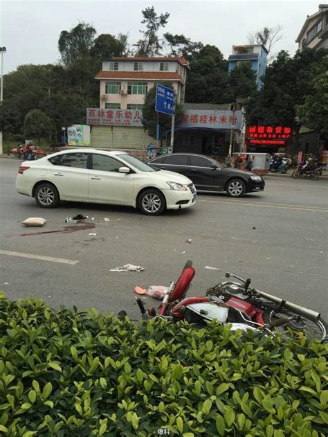 百色百林大橋轎車與摩托車相撞 每日頭條