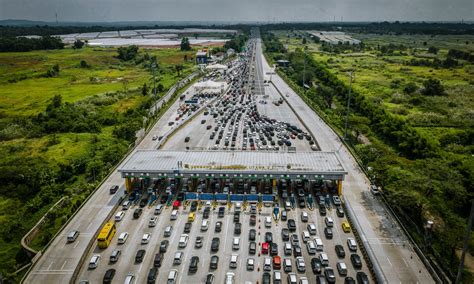 Puluhan Ribu Kendaraan Keluar Jakarta Ke Bandung