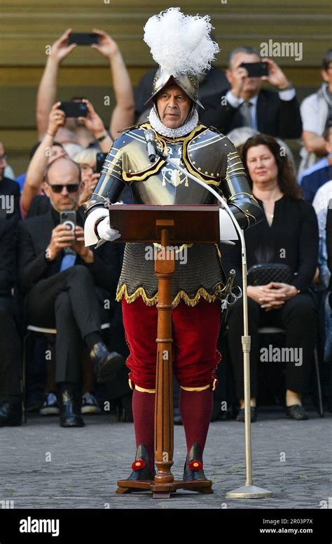 Le Commandant Des Gardes Suisses Le Colonel Christoph Graf Adresse Au