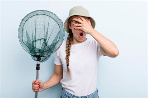 Joven Pescadora Rubia Adulta Con Un Concepto De Hobbie Y Vacaciones