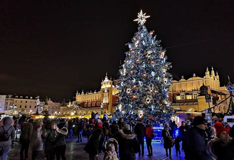 Krak W Uroczyste W Czenie Iluminacji Na Bo Onarodzeniowej Choince Na