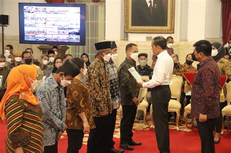 Infopublik Presiden Joko Widodo Bersama Menteri Atr Bpn Menyerahkan