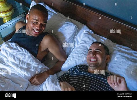 Deux hommes gay au lit Banque de photographies et dimages à haute résolution Alamy