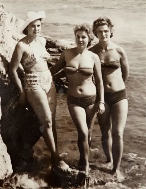 Photo Vintage Sovi Tique Belles Femmes En Maillot De Bain Sur La Plage