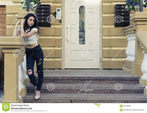 Junger Brunette Mit Dem Gelockten Haar Stockfoto Bild Von Draussen Gesicht 96146658