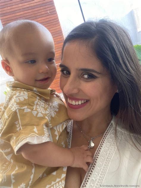 Camilla Camargo Posa O Filho Joaquim Em Selfie Purepeople