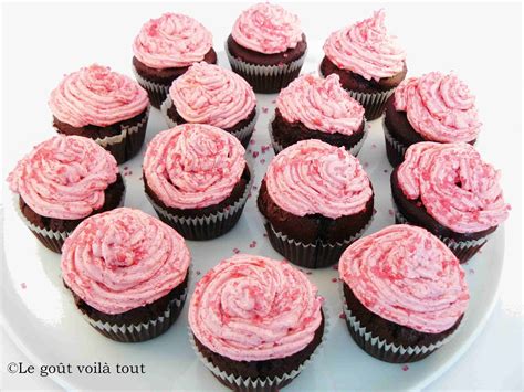 Le goût voilà tout Cupcakes au chocolat et leur glaçage framboises