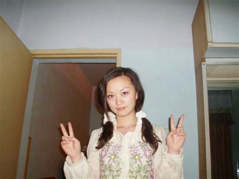 Asian Sex 4 You Amateur Chinese Wife Posing Close Up And Spreading It For The Camera In Bed