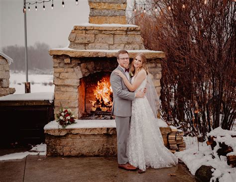 Wisconsin Winter Wedding | Harvest Moon Pond | Winter Wedding Venue in WI