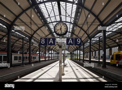 Wiesbaden main station, empty platform hall, Wiesbaden, Hesse, Germany ...