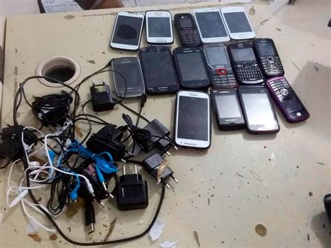 G Adolescente Apreendido Ao Tentar Arremessar Celulares Para