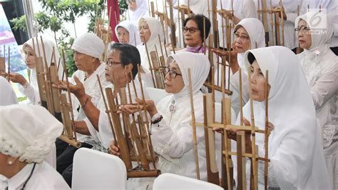 Angklung Warisan Budaya Takbenda Asli Indonesia Ketahui Sejarah Dan Jenisnya Hot