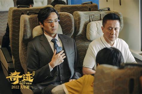 奇迹笨小孩人物预告连发 少年厂长易烊千玺燃爽亮相 TOM明星