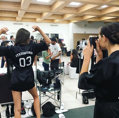 Rita Ora brilha em lingerie no desfile da Tezenis MoveNotícias