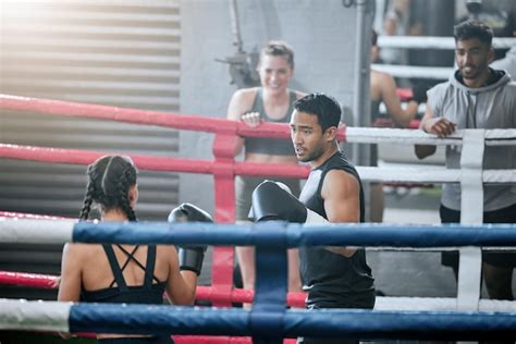 Dos jóvenes boxeadores profesionales preparándose para pelear y mejorar