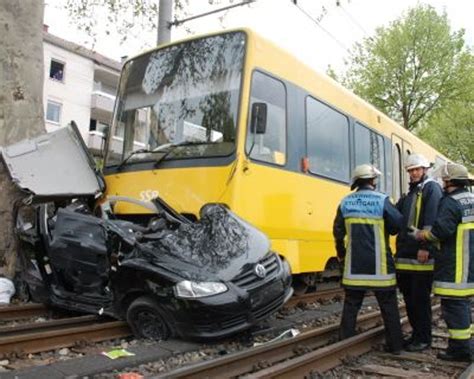 Pkw Fahrer Schwer Verletzt Auto Von Stadtbahn Zermalmt