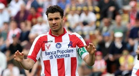 Vicenza Messaggini Hot Al Calciatore E Poi Il Ricatto Paga 20mila Euro O Dico Tutto A Tua Moglie