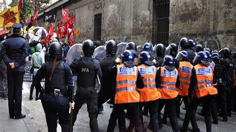 Entre Vallas Y Polic As Eligieron Al Nuevo Decano De La Facultad De