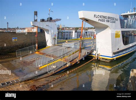 the chain ferry floating bridge between cowes and east cowes on the isle of wight Stock Photo ...