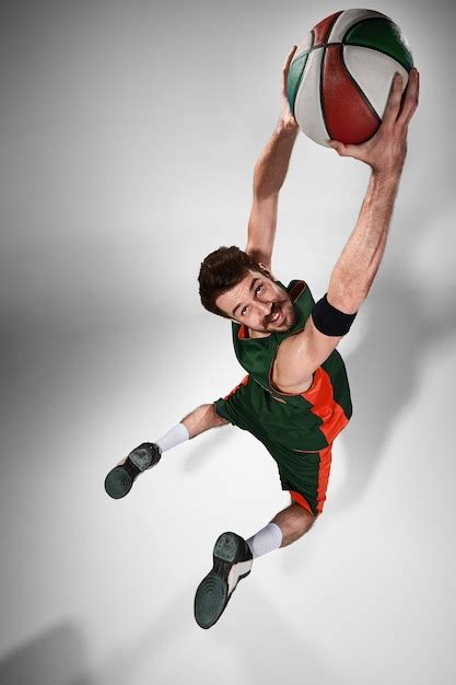 Retrato De Cuerpo Entero De Un Jugador De Baloncesto Con Una Pelota