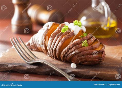 Gebackene Hasselback Kartoffel Mit Sauerrahm Stockfoto Bild Von Sauer