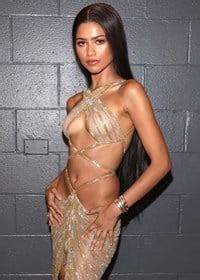 Zendaya Shows Off Her New Tits In Hd