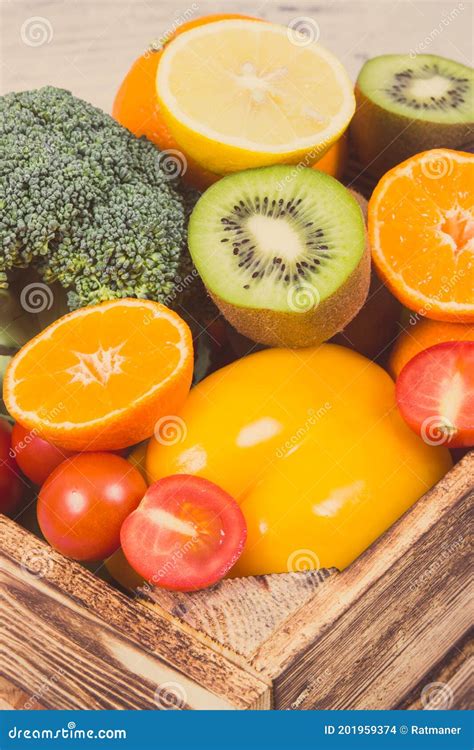 Frutas Frescas Con Verduras En Caja Rural Como Alimento Que Contenga Los Minerales Y Vitaminas