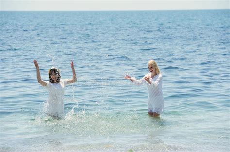 Des Filles Heureuses Se Brisant Dans La Mer Photo Stock Image Du