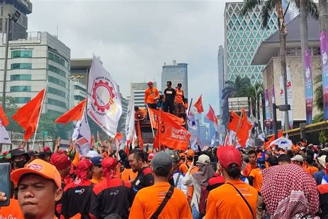 Gelar Aksi May Day Massa Buruh Mulai Padati Kawasan Monas