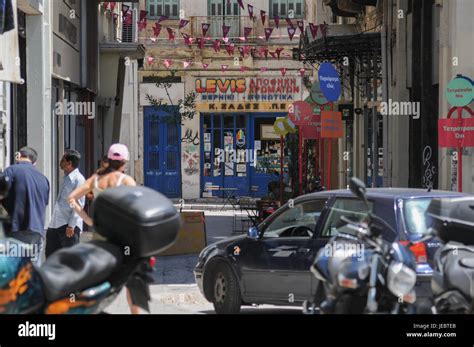 Escena De Una Calle En El Barrio De Monastiraki Atenas Fotograf A De