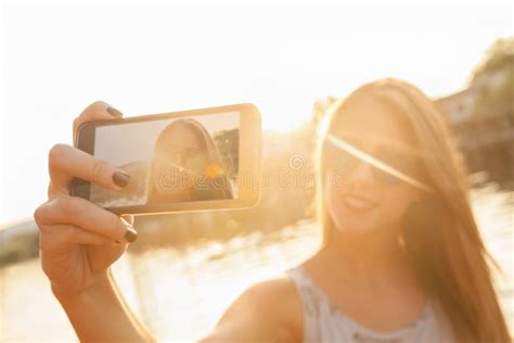 Adolescentes Prenant Le Selfie Image Stock Image Du Trois Coli Res