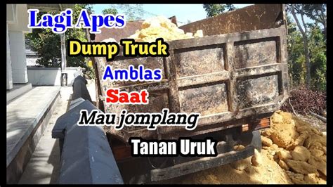 Mobil Dump Truck Amblas Saat Jomplang Tanah Uruk Youtube