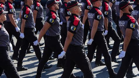 Desfile De La Polic A Auton Mica Canaria En Madrid Por La Festividad