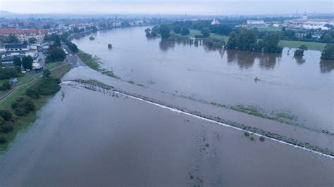 Pegelst Nde An Der Elbe Hochwasser In Dresden Erreicht Warnstufe N