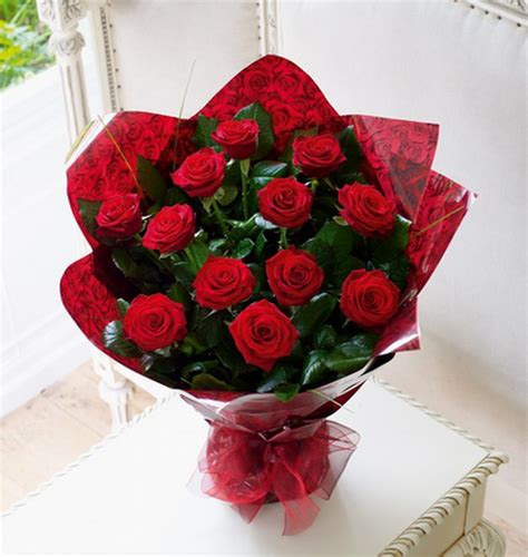 Flowers :: Charming Red Roses Bouquet