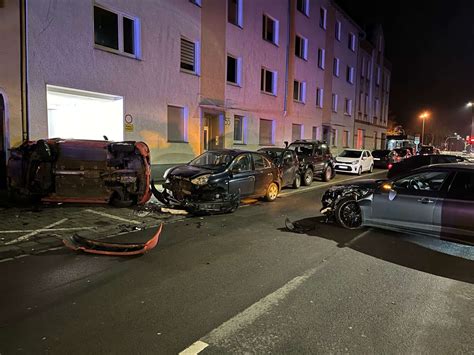 Alkoholisierter Fahrer beschädigt mit Wagen geparkte Autos