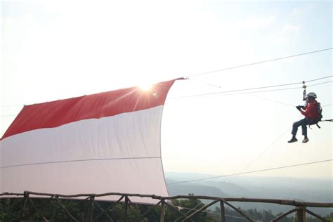 Sambut HUT RI Ke 78 Bupati Subang Kibarkan Bendera Merah Putih Raksasa