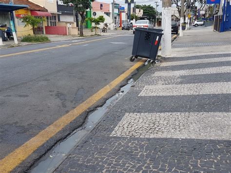 Esgoto está escorrendo a céu aberto há quase um mês denuncia leitora