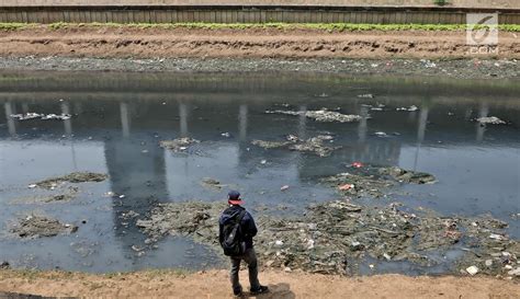 Foto Aliran Kanal Banjir Barat Menghitam Dan Penuh Sampah Foto