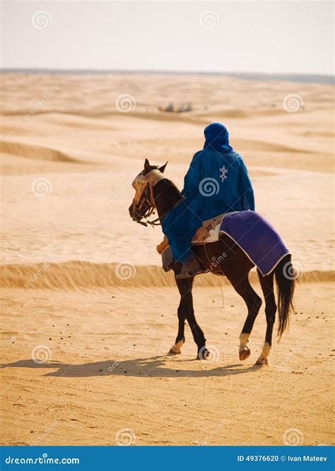 Homem Que Monta Um Cavalo No Deserto Imagem Editorial Imagem De Areia