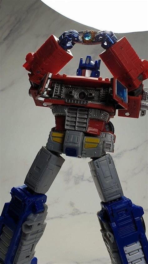 War For Cybertron Earthrise Leader Class Optimus Prime In Hand Images