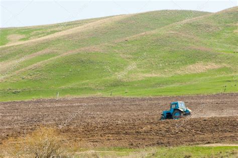 trabajos agrícolas en el procesamiento cultivo de tierras en Kazajstán