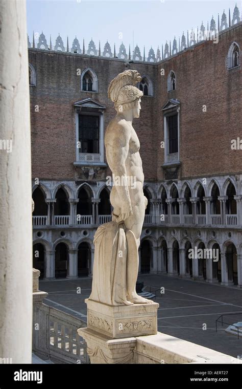 Statua Di Marte Alla Sommit Del Gigante Scala S Palazzo Ducale Venezia